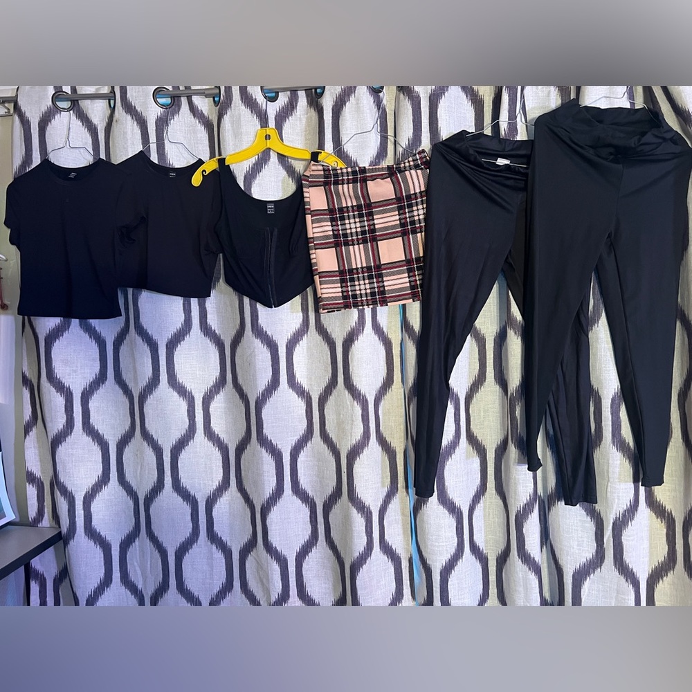 JUNIORS SHEIN BUNDLE SIZE SMALL - Picture 2 of 7